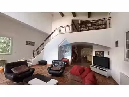 maison avec 6 chambres et plus de 3000 m2 de terrain .