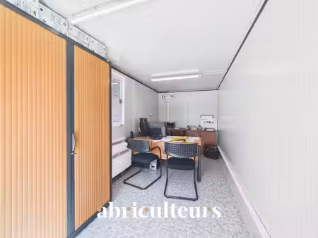 location d'un espace commercial de 44 m²  édifié sur un terrain de 900 m² comprenant un va