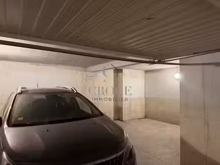 location parking 35 m² à uzès (30700)  195 €