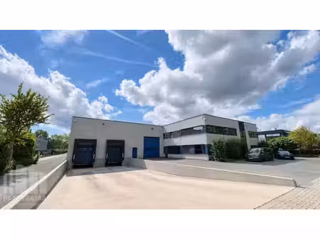 logistiek bedrijfsgebouw met magazijnruimte en kantoren v...