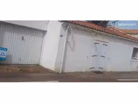 maison individuelle avec garage et jardin clôturés