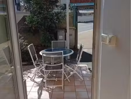 à louer – t2 bis meublé avec terrasse couverte  espace vert et parking  proche centre-vill