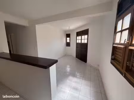 à louer – appartement f2 de 45 m² avec petit balcon – fort-de-france