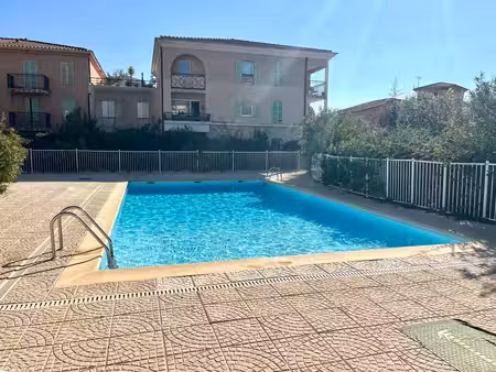 grand f1 avec terrasse au calme et piscine dans la résidence