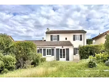 maison de 139 m2  3 chambres  terrain 580 m2  au calme et pr
