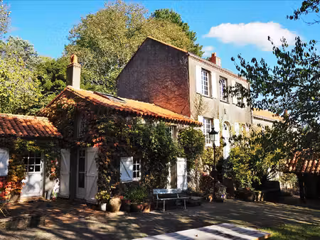 demeure de charme du xixème siècle de 263 m²  6 chambres sur un parc de 2200 m²