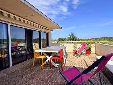 appartement t2 avec terrasse avec vue sur la nature environnante.