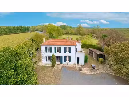 maison de maître avec puits   dépendance et terrain arboré