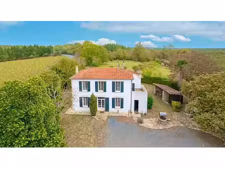 maison de maître avec puits   dépendance et terrain arboré