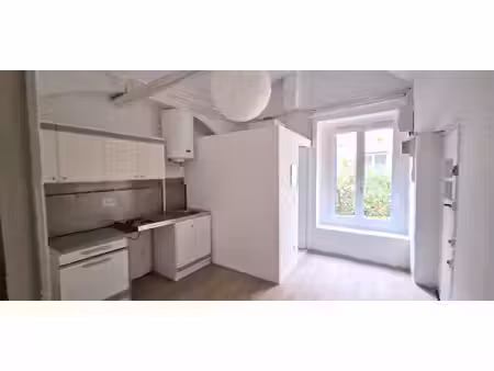 studio de 28m2 en rdc- situé dans un immeuble sécurisé et donne sur une couure intérieure 