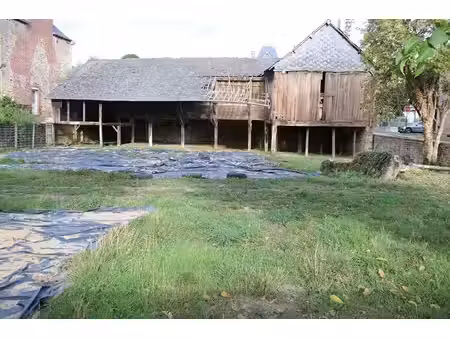 la guerche de bretagne  centre-ville  ancien batiment avec terrain de 824 m²