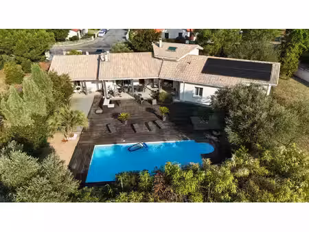 maison contemporaine de plain pied avec piscine