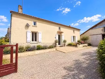 vente maison 7 pièces 197 m² à largeasse (79240)  145 000 €
