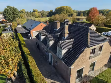 villa avec 4ch  2 sdb  jardin et hangar de 200m²!