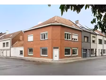 vaste maison d’angle idéalement située au cœur d’audenarde