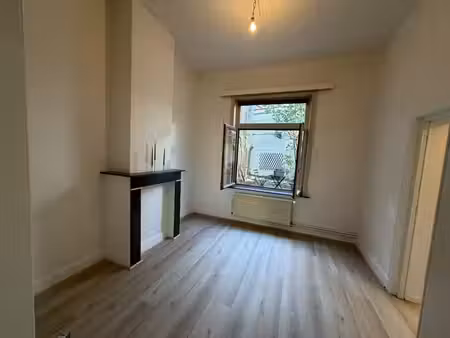 appartement rénové avec cour près de fernand coq/flagey