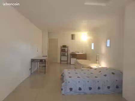 agréable studio meublé d'environ 30 m²  situé au deuxième étage