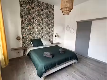 superbe t2 meublé de 45 m² – entièrement rénové avec cour privative