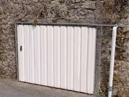 petit garage / box à louer – idéal moto  vélo ou remorque