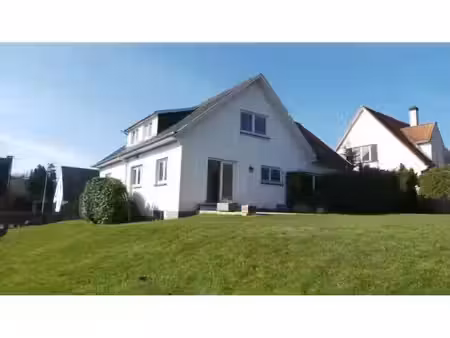 villa à louer avec garage et terrasse   waterloo (vbe84375)