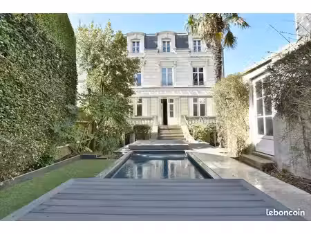 grande villa de caractère à cholet – 15 couchages – piscine chauffée – location au mois ou