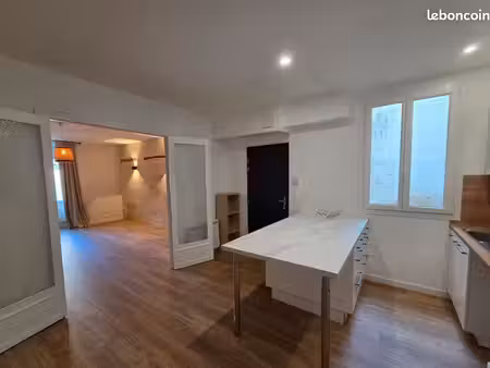 a louer-bel appartement rénové de 62m2 au cœur de pauillac