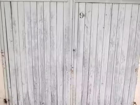 garage / box à louer  fermé  sécurisé  15 m²  grande hauteur de porte 2.10m et grand volum