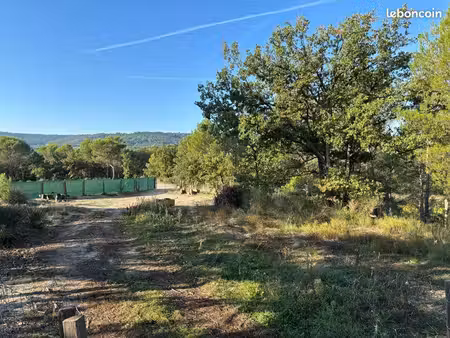 vend terrain avec eau