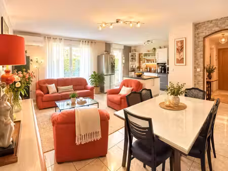 un appartement spacieux avec terrasse  au calme d'une réside