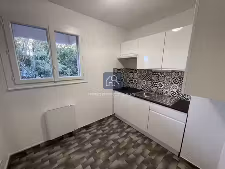 t1 rénové avec balcon aux arceaux