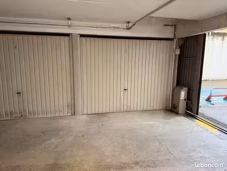 garage fermé dans une résidence sécurisée