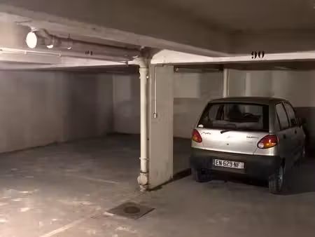 grande place de parking ( voiture et moto )
