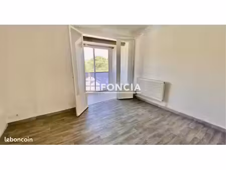 hyeres  en dernier étage : studio avec loggia fermée  sans vis-à-vis