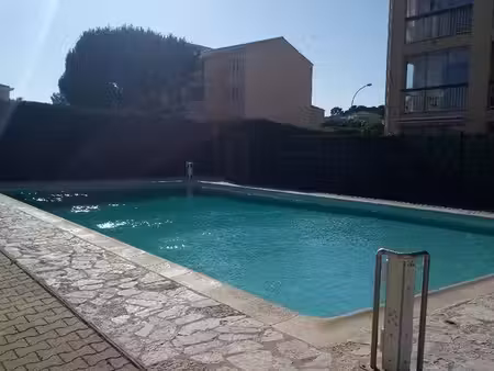 t2 avec place de stationnement piscine boulodrome et local à vélo