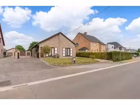 rustig gelegen open bebouwing met 4 slaapkamers  ruime tu...