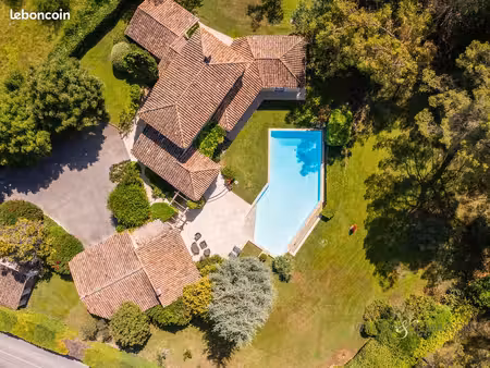villa 8 pièces 202 m²