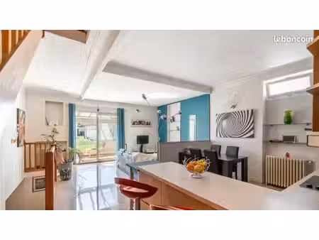 appartement atypique esprit maison de ville  véranda  terrasse et garage