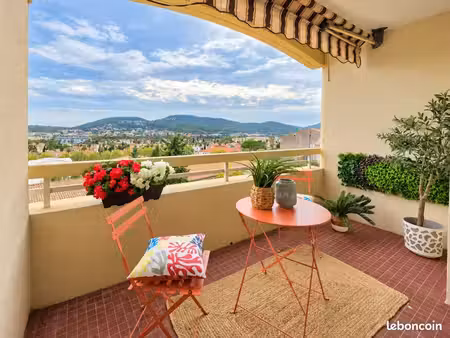 hyères centre-ville – grand t2 de 53 62 m² avec terrasse  garage et cave