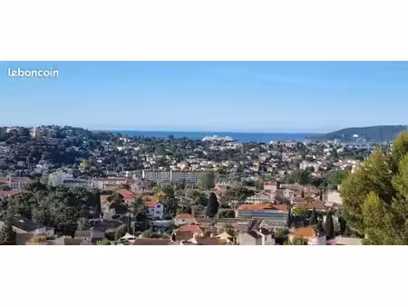 t3 traversant de 74 m² avec terrasse  vue mer  parking et cave — bas faron  toulon