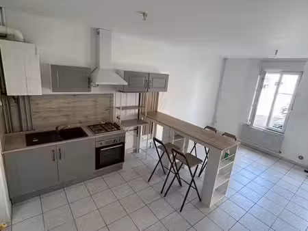 à louer maison avec deux chambres et petite cour