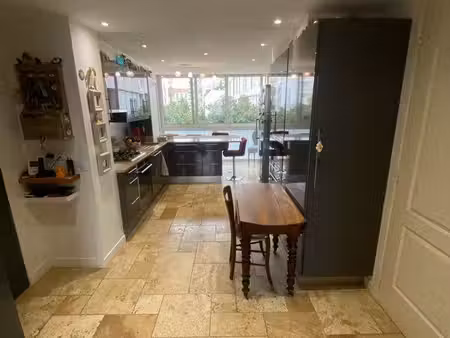 appartement 3 chambre lumineux spacieux calme nombreux rangement place parking privé centr