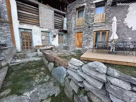chalet d’exception face à la montagne et à la cascade à louer pour la saison d’hiver
