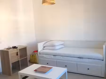 location studio meublé