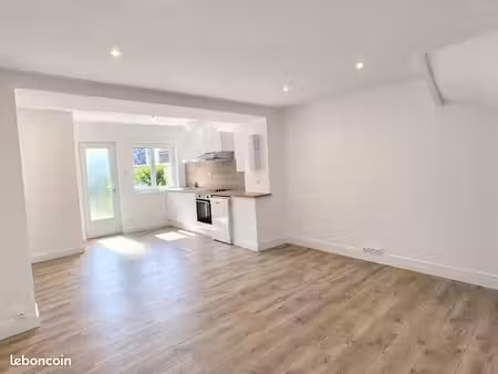 maison de ville – 53 m² – 2 chambres – cour avec stationnement