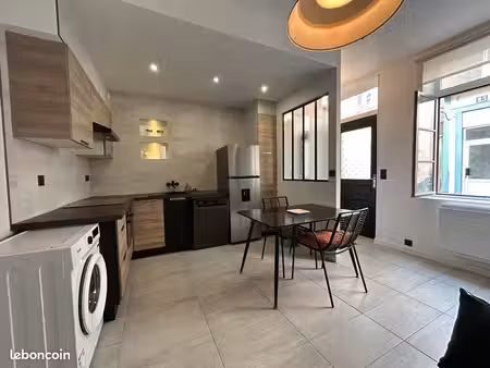 f2 meublé rénové de 38 m² – centre-ville d’auxerre – 600 cc