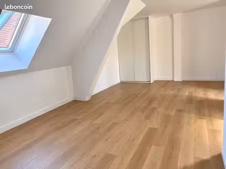 spacieux et lumineux t3 - 52m² - etat neuf - cœur de ville sens - avec place de parking pr