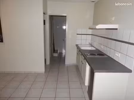 superbe f2  r.d.c  45 m²  libre  refait entierement à neuf  toutes les charges sont compri