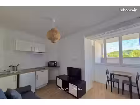 appartement t2 meublé avec balcon et ascenseur – centre-ville de salernes