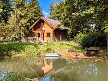 chalet sans vis à vis implanté sur un terrain arboré de 15 000 m2 agrémenté d’un étang