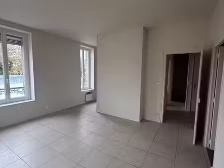 à louer – sens -appartement f2 rénové – lumineux et au calme